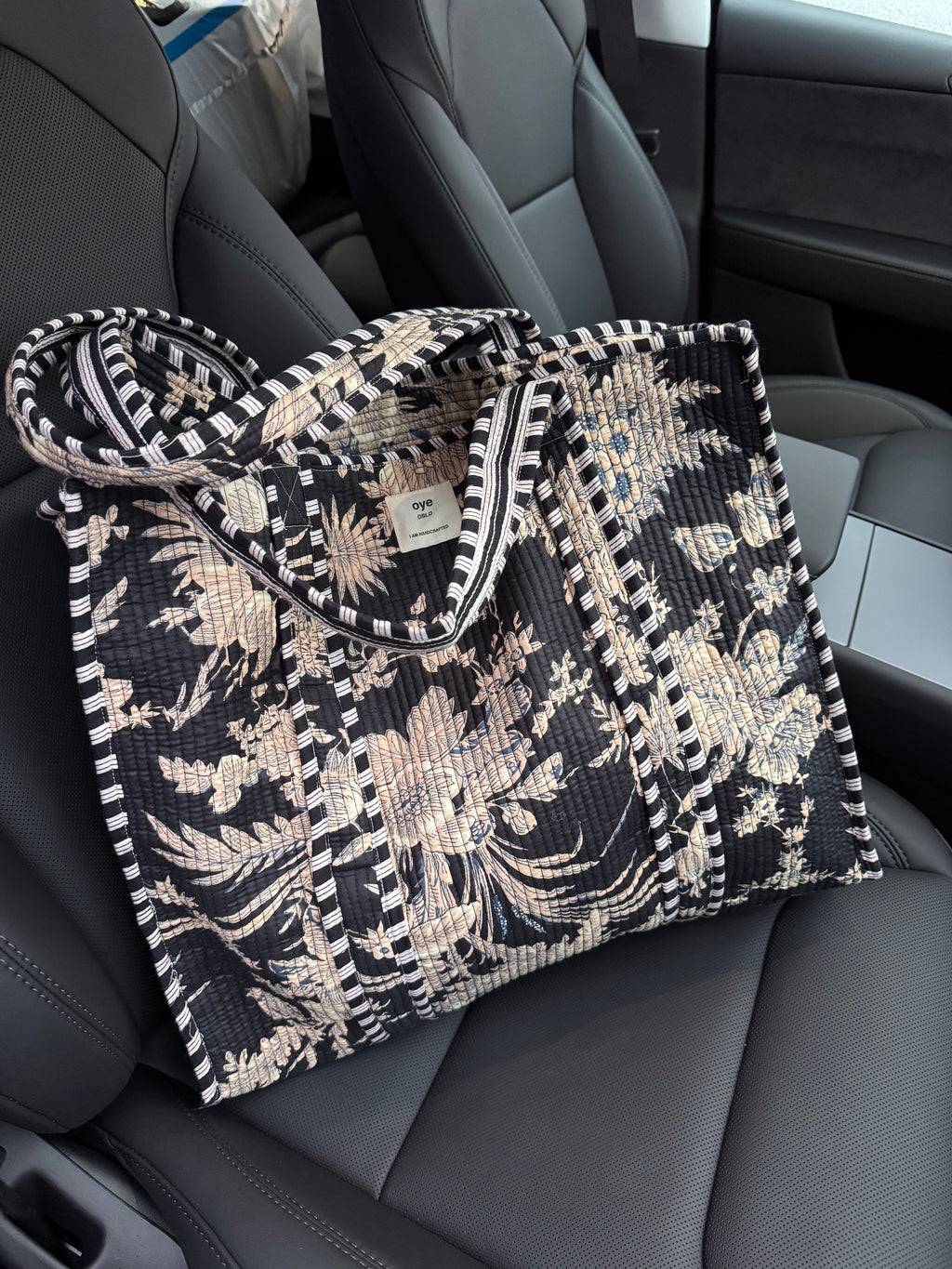 Bomullsveske med zip - mørk blå blomstret