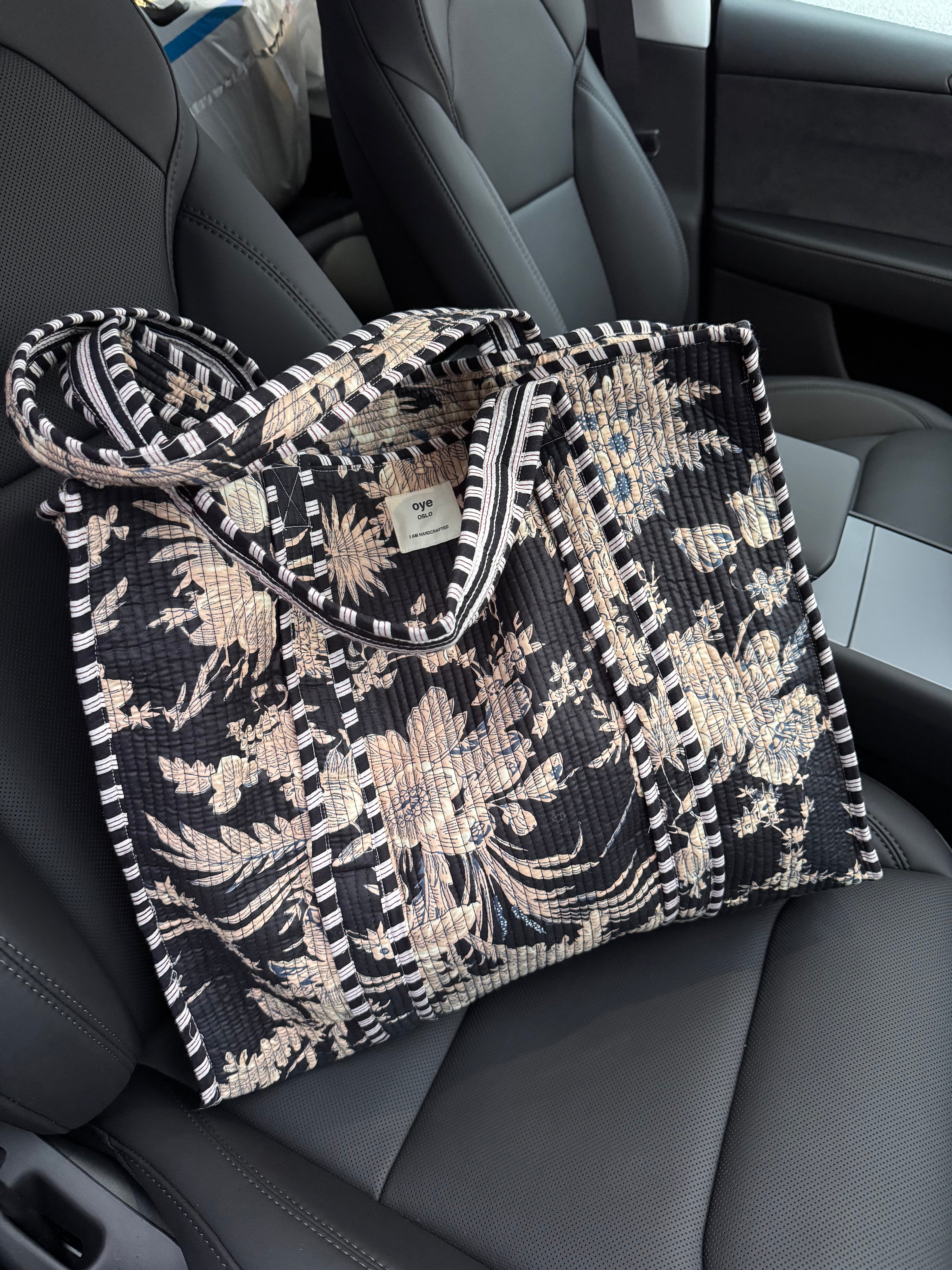 Bomullsveske med zip - mørk blå blomstret