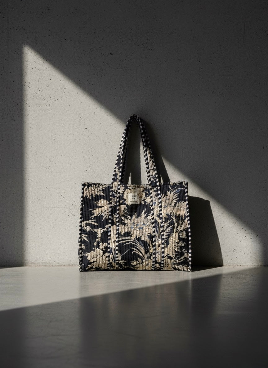 Tote bomullsveske - mørk blå blomstret