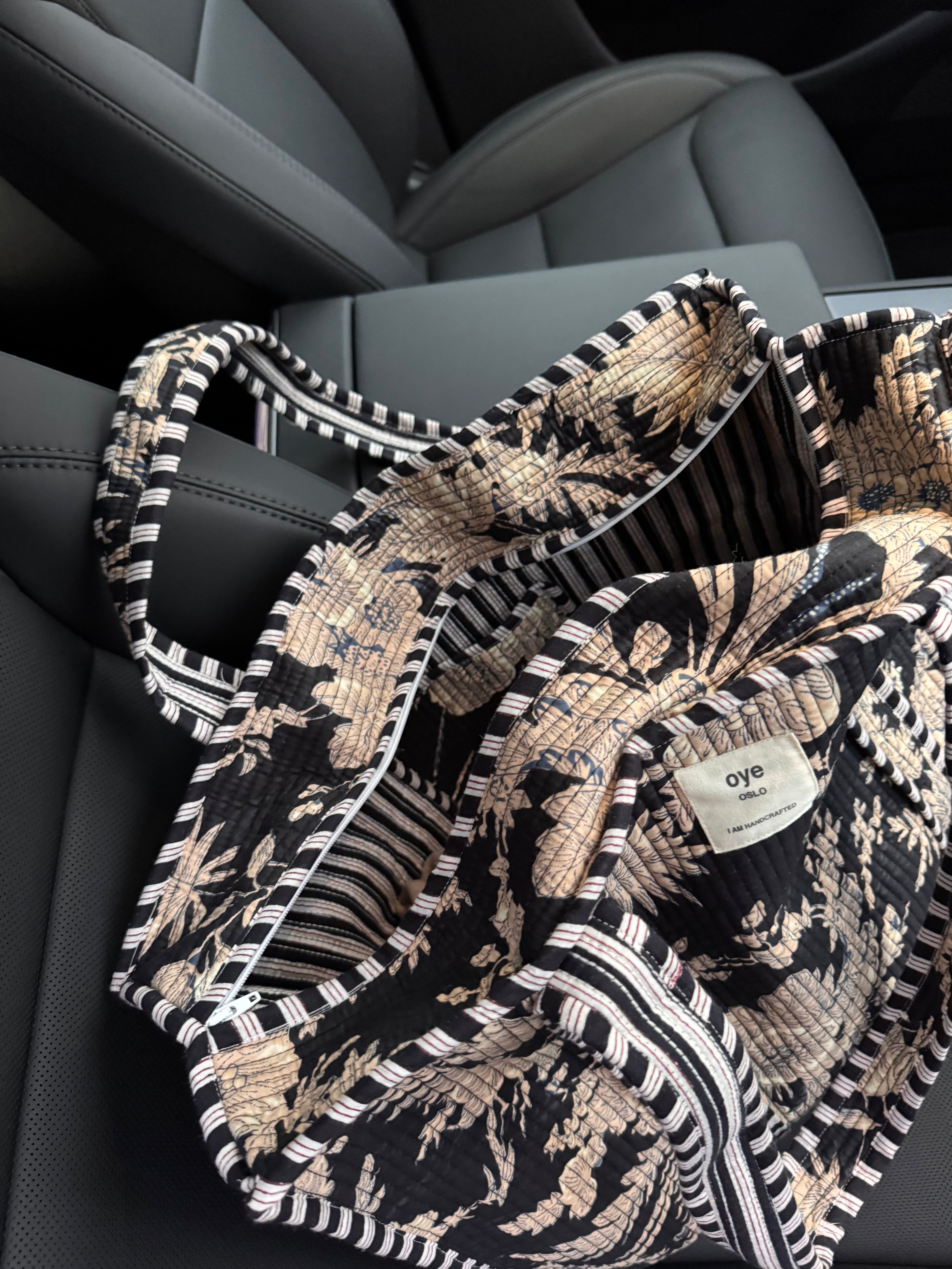 Bomullsveske med zip - mørk blå blomstret